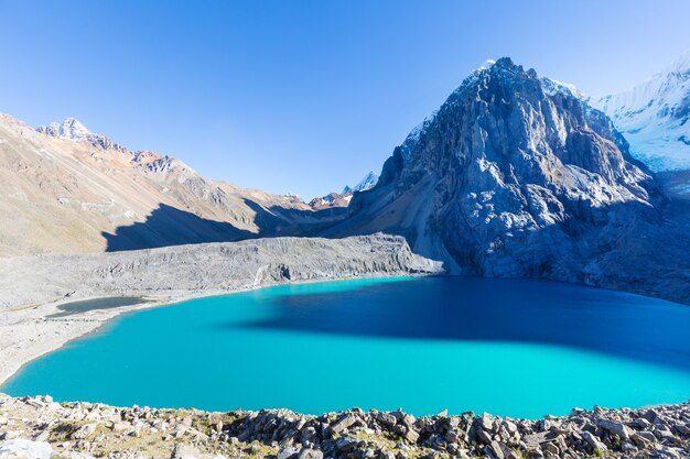 Hermosos paisajes de montañas en la Cordillera Huayhuash, Perú, América del Sur