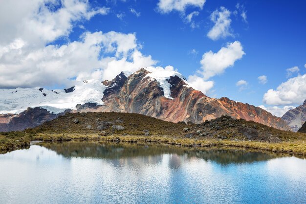 Foto hermosos paisajes de montañas en la cordillera huayhuash, perú, américa del sur