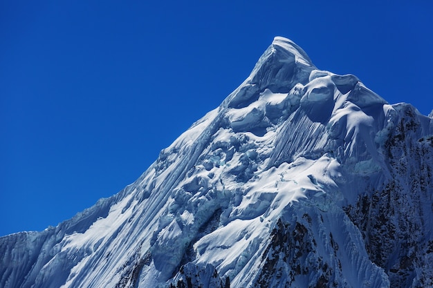 Hermosos paisajes de montañas en la Cordillera Huayhuash, Perú, América del Sur