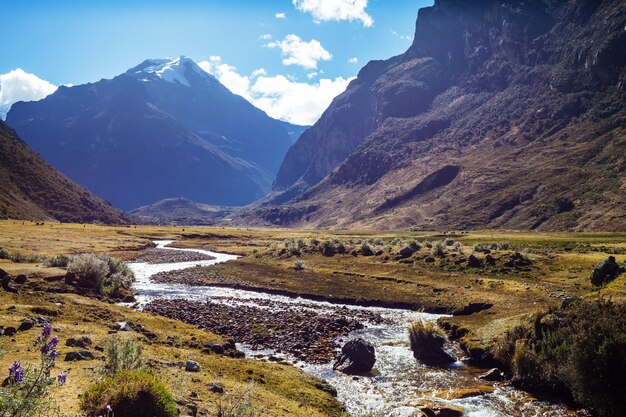 Foto hermosos paisajes de montañas en la cordillera huayhuash, perú, américa del sur