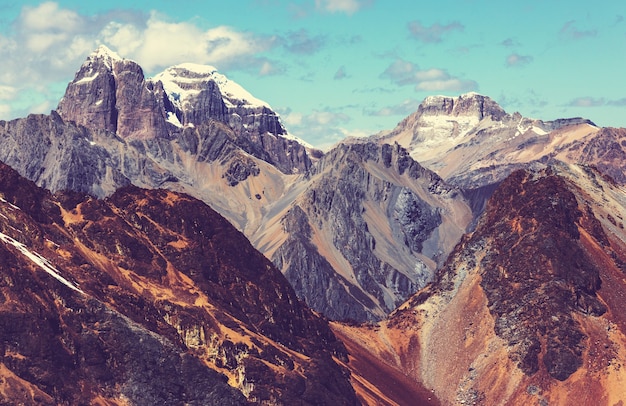 Hermosos paisajes de montañas en la Cordillera Huayhuash, Perú, América del Sur