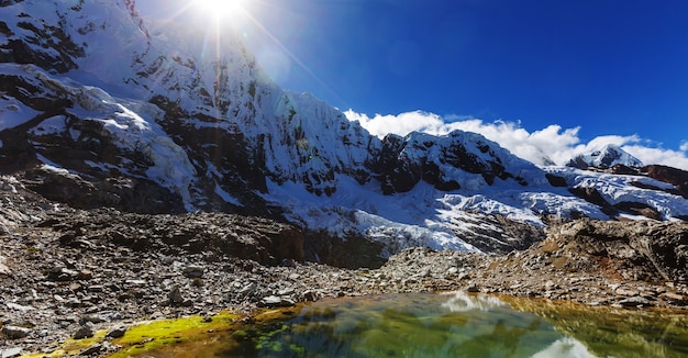 Hermosos paisajes de montañas en la Cordillera Huayhuash, Perú, América del Sur