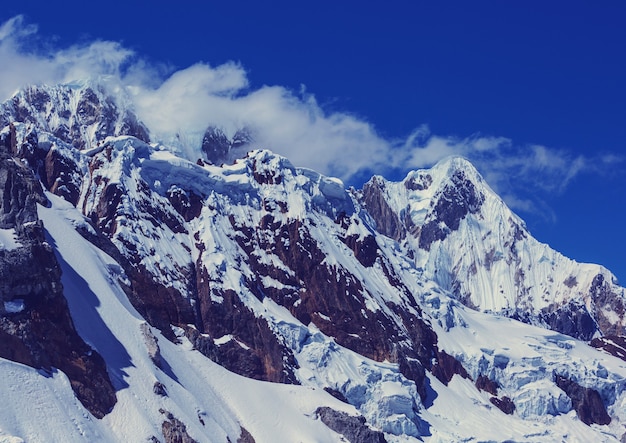 Hermosos paisajes de montañas en la Cordillera Huayhuash, Perú, América del Sur