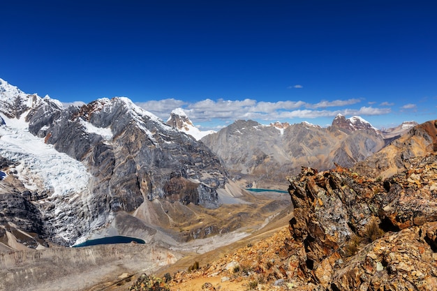 Hermosos paisajes de montañas en la Cordillera Huayhuash, Perú, América del Sur