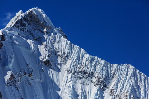 Hermosos paisajes de montañas en la Cordillera Huayhuash, Perú, América del Sur