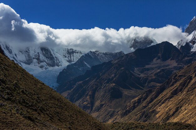 Hermosos paisajes de montañas en la Cordillera Huayhuash, Perú, América del Sur