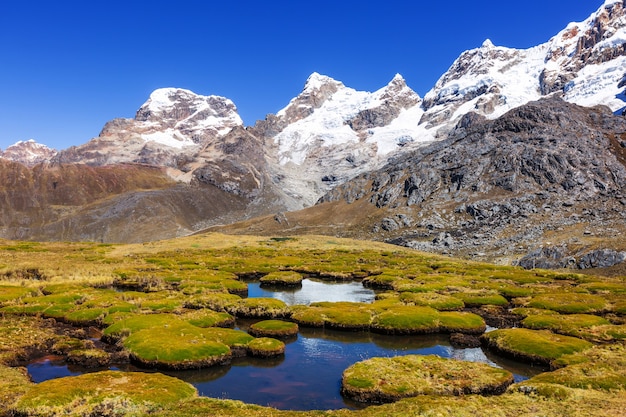 Hermosos paisajes de montañas en la Cordillera Huayhuash, Perú, América del Sur