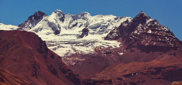 Hermosos paisajes de montañas en la Cordillera Huayhuash, Perú, América del Sur