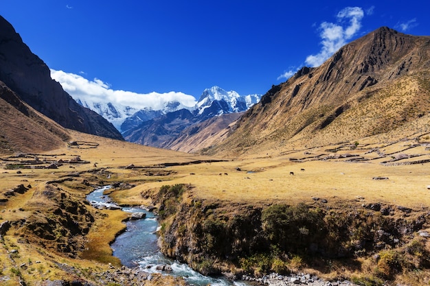 Hermosos paisajes de montañas en la Cordillera Huayhuash, Perú, América del Sur