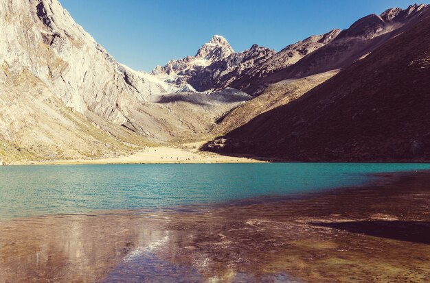 Hermosos paisajes de montañas en la Cordillera Huayhuash, Perú, América del Sur