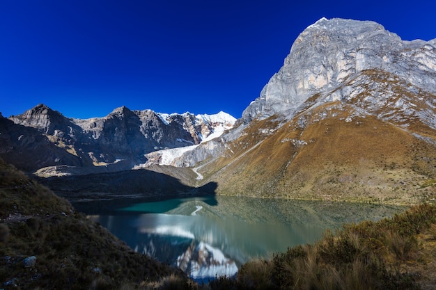 Hermosos paisajes de montañas en la Cordillera Huayhuash, Perú, América del Sur