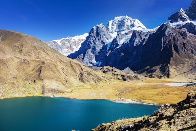 Hermosos paisajes de montañas en la Cordillera Huayhuash, Perú, América del Sur