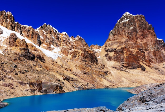 Hermosos paisajes de montañas en la Cordillera Huayhuash, Perú, América del Sur