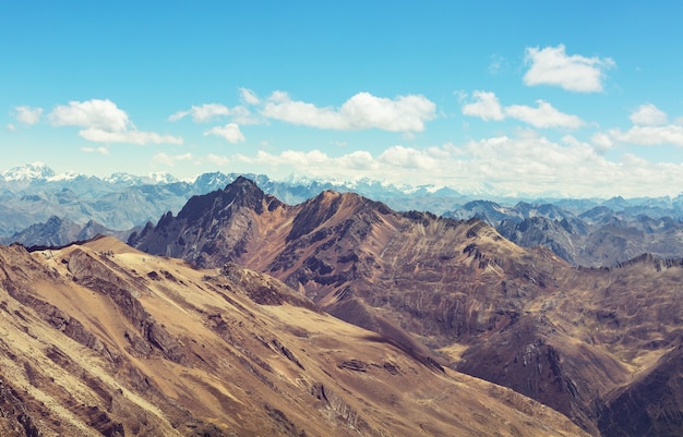 Hermosos paisajes de montañas en la Cordillera Huayhuash, Perú, América del Sur