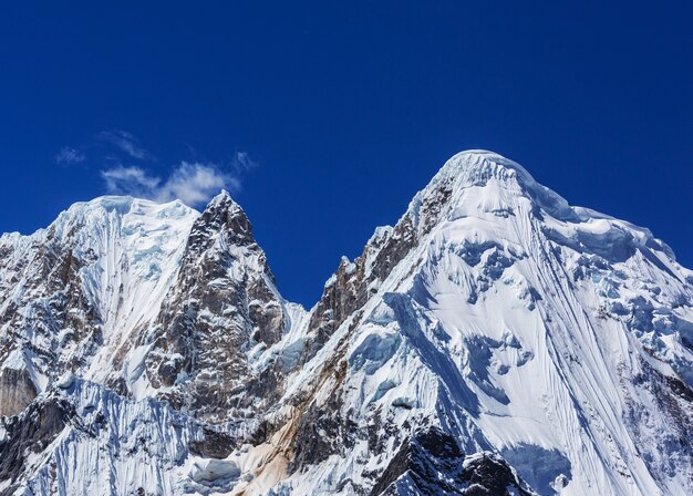 Hermosos paisajes de montañas en la Cordillera Huayhuash, Perú, América del Sur