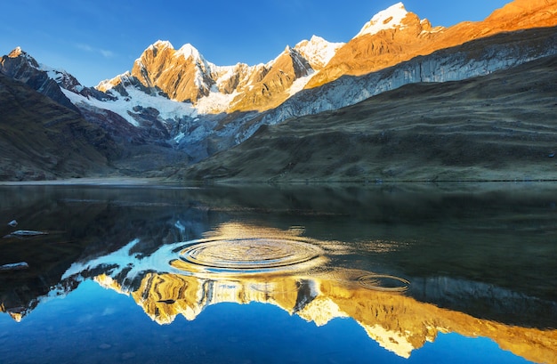 Hermosos paisajes de montañas en la Cordillera Huayhuash, Perú, América del Sur