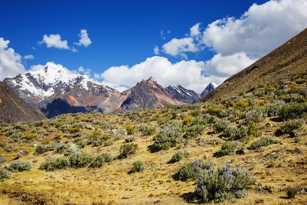 Hermosos paisajes de montañas en la Cordillera Huayhuash, Perú, América del Sur