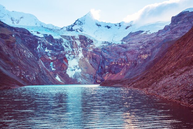 Foto hermosos paisajes de montañas en la cordillera huayhuash, perú, américa del sur