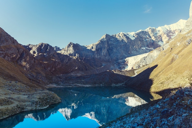 Hermosos paisajes de montañas en la Cordillera Huayhuash, Perú, América del Sur