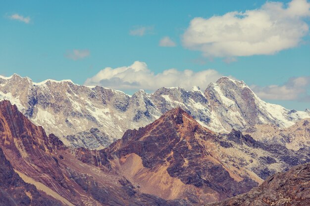 Hermosos paisajes de montañas en la Cordillera Huayhuash, Perú, América del Sur