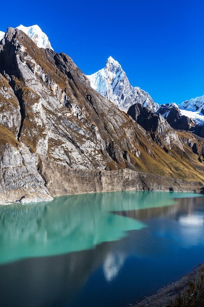 Hermosos paisajes de montañas en la Cordillera Huayhuash, Perú, América del Sur