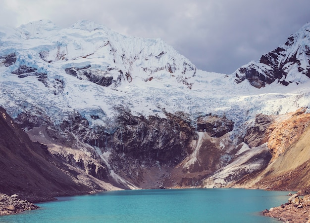 Hermosos paisajes de montañas en la Cordillera Huayhuash, Perú, América del Sur