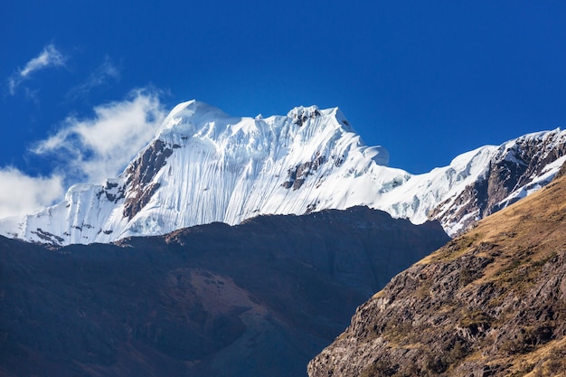 Foto hermosos paisajes de montañas en la cordillera huayhuash, perú, américa del sur