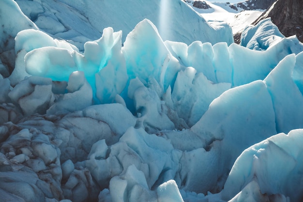 Hermosos paisajes en las montañas y el paisaje del glaciar Svartisen en Noruega concepto de ecología de puntos de referencia de la naturaleza escandinava. Hielo y nieve azul