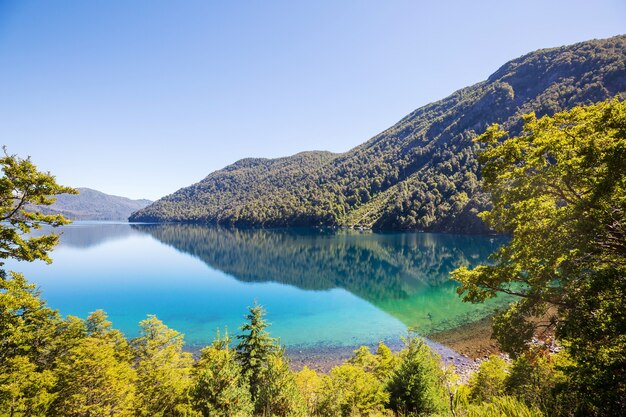 Hermosos paisajes montañosos en la Patagonia. Lago de las montañas en Argentina, América del Sur.