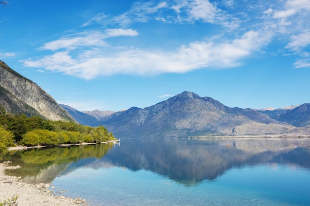 Hermosos paisajes montañosos en la Patagonia. Lago de las montañas en Argentina, América del Sur.