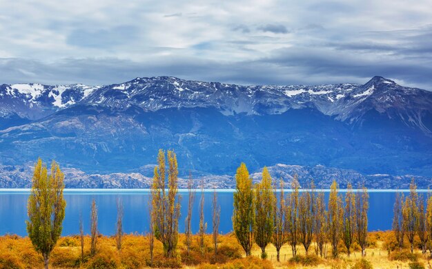 Hermosos paisajes montañosos en la Patagonia. Lago de las montañas en Argentina, América del Sur.