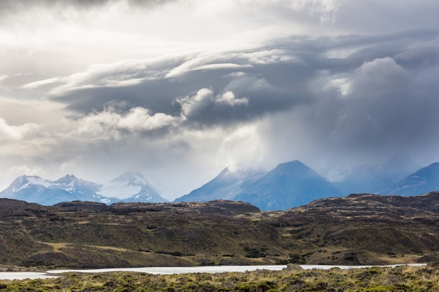 Hermosos paisajes montañosos en la Patagonia. Lago de las montañas en Argentina, América del Sur.