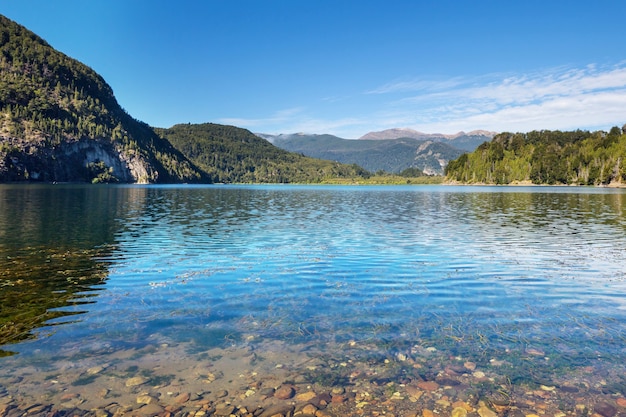 Hermosos paisajes montañosos en la Patagonia. Lago de las montañas en Argentina, América del Sur.