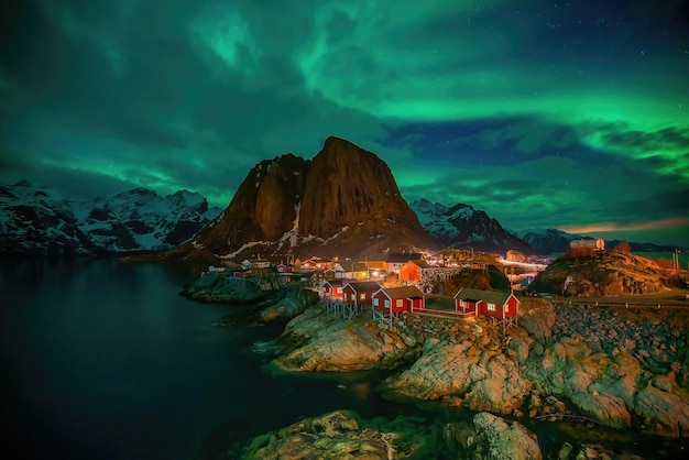 Hermosos paisajes naturales de las Lofoten en Noruega con luces del norte