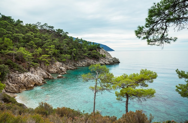 Hermosos paisajes naturales en las montañas de Turquía. El camino licio es famoso entre los excursionistas.