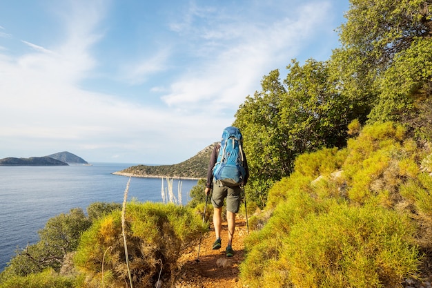 Hermosos paisajes naturales en las montañas de Turquía. El camino licio es famoso entre los excursionistas.