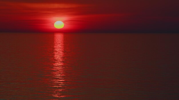 Hermosos paisajes nublados puesta de sol desde la playa puesta de sol tropical de colores