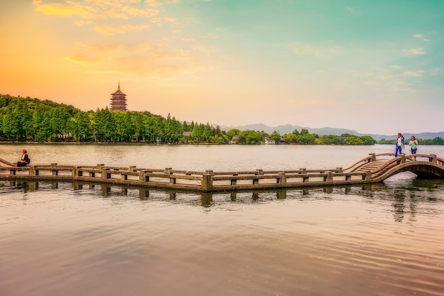 Hermosos paisajes y paisaje arquitectónico en West Lake, Hangzhou