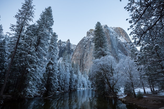 Hermosos paisajes de principios de la primavera en el Parque Nacional Yosemite, Yosemite, EE.