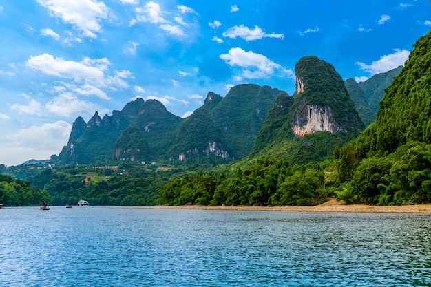 Los hermosos paisajes y ríos y ríos del río Lijiang en Guilin