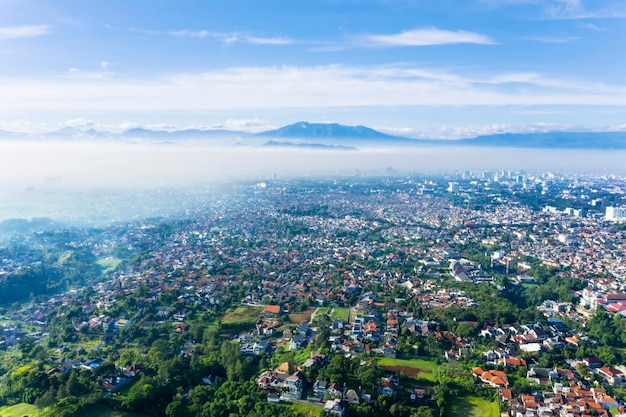 Foto hermosos paisajes urbanos de bandung con casas llenas de gente