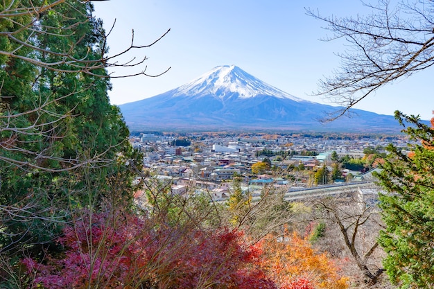 Hermosos paisajes con vista al monte Fuji de Japón y al pueblo en el punto de vista