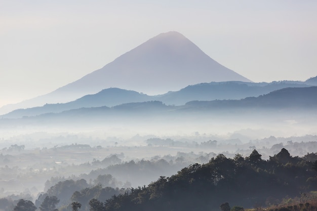 Hermosos paisajes de volcanes en Guatemala, América Central