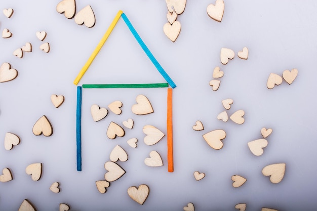 Foto hermosos palos de madera de colores forman una casa