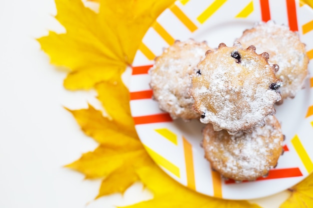 Hermosos pasteles con azúcar en polvo