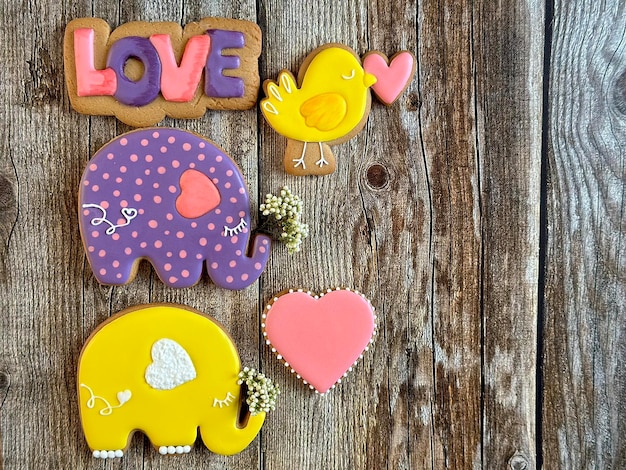 Hermosos pasteles de pan de jengibre hechos a mano para el Día de San Valentín en un fondo de madera