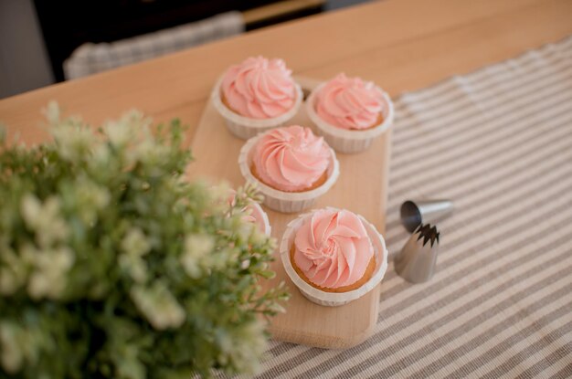 Hermosos pasteles rosados están sobre la mesa, en un puesto