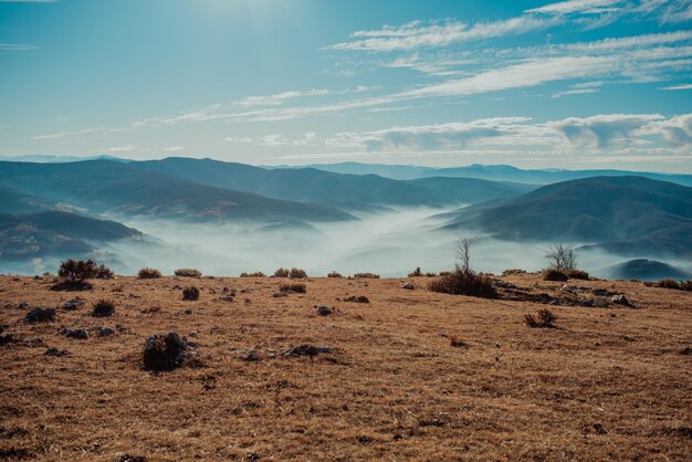 Hermosos picos de montaña en la niebla de la mañana