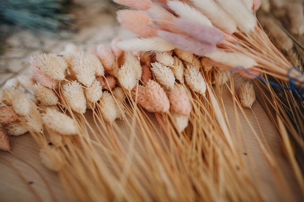 Foto hermosos ramos de flores secas en la floristería de escritorio