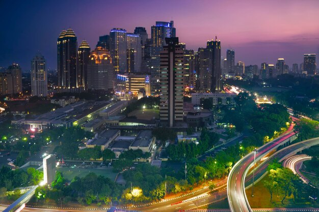 Foto hermosos rascacielos al atardecer